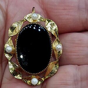 Vintage Large oval black pearl Mourning pin Onyx gold tone leaves Bojar